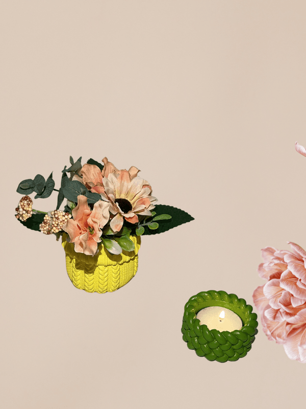 Te-lys holder. Med «strikket» struktur.